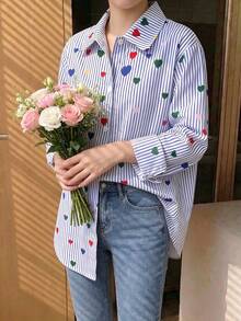 SHEIN 1件少女韓系學院風波普藝術襯衫，藍白直條紋配彩色愛心印花，清新活力，經典領口與單排扣設計，穿脫方便，長袖可捲袖口造型，後背打褶增加活動度，寬鬆休閒版型，垂墜舒適且抗皺面料，適合日常上學、休閒出遊或疊穿，春秋適中厚度，2026春夏款，單件裝 - 藍色 - 查看 8