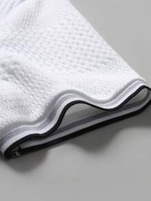 EGENSIO Kemeja Polo Pria Rajut Jacquard Warna Polos dengan Kerah & Manset Bertekstur dan Trim Bergaris serta Plaket Mutiara Hitam - Putih - View 7
