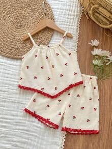 Elladie kids 2件組少女套裝，乳白色底色搭配櫻桃印花與蕾絲飾邊，清新且鮮豔的配色適合少女，短吊帶設計搭配紅色蕾絲邊緣呼應整體櫻桃主題，增添甜美細節，柔軟可愛的夏季女孩風格，櫻桃+紅白配色 - 紅白色 - 查看 4