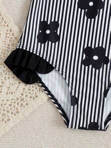 SHEIN Traje de baño de una pieza para niñas jóvenes, tela de poliéster con estampado digital de rayas y flores, Bottom triangular de una pieza, lazo en la espalda, volantes en las piernas - Blanco y Negro - Ver 5