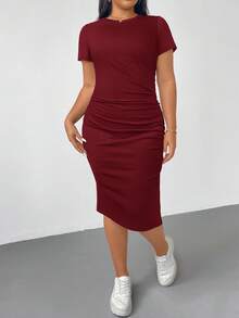 SHEIN Essnce فستان نسائي مقاس كبير للربيع والصيف، أكمام قصيرة بفتحة، تصميم ضيق متوسط الطول، أساور مرنة مريحة، أساسي يومي متعدد الاستخدامات، للعودة إلى المدرسة، أسلوب بسيط، فستان أساسي، فستان أسود - عنابي اللون - مشاهدة 4