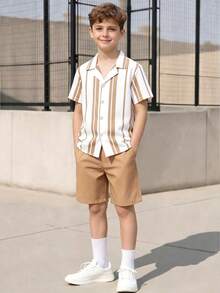 Vacaura 大童男童條紋POLO領短袖上衣與短褲2件組，春夏休閒度假穿搭，清新直條紋印花搭配同色系素色短褲，適合日常穿著與週末出遊 - 卡其色 - 查看 3