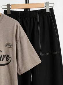 SHEIN 男童简约纯色小写字母撞色纹理深灰色短袖T恤搭配乳白色工装裤套装，休闲学院风，舒适时尚，简约实用，百搭柔软面料，适合日常穿着，适合上学，适合旅行，适合户外运动，适合春、夏、秋、冬四季。 - 彩色 - 查看 6