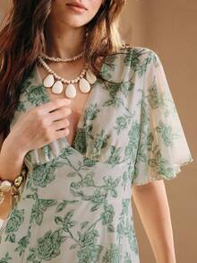 SHEIN Gaun Liburan Musim Panas Elegan Romantis Motif Bunga Berkerut Warna Beige - Hijau - View 7