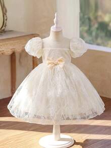 SHEIN Glamorique Kids 女嬰生日派對華麗公主蓬蓬禮服裙，蝴蝶結花卉設計，背後大蝴蝶結薄紗裙，米色，可愛，舞會禮服，畢業禮服，夏季洋裝 - 杏色 - 查看 4