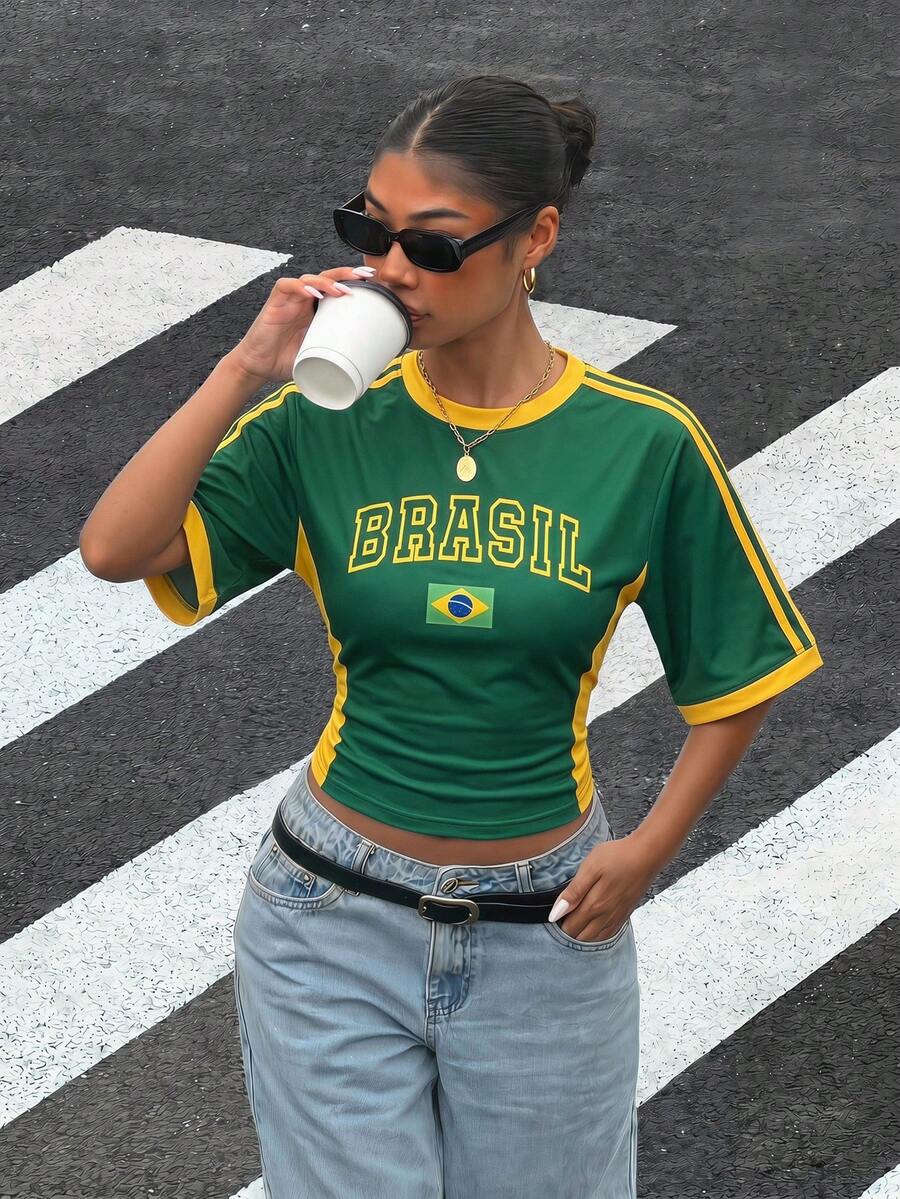 Muchica Áo thun bóng đá nữ dáng rộng đội tuyển Brazil, tay cánh dơi, cổ nâu tương phản và tay sọc. Họa tiết ngựa mang phong cách vintage, preppy, cổ điển, thời trang, trẻ trung và đường phố. Chất vải mềm mịn thoải mái, lý tưởng cho mùa thu. Áo đấu thể thao thời trang World Cup 2026, phong cách đường phố ngày thi đấu bóng đá - Nhiều màu - Xem 1