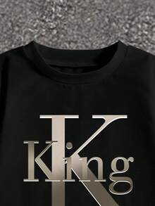 小男孩酷炫趣味英文標語 KING 圖案設計時尚圓領短袖T恤搭配工裝褲套裝，適合假期聚會與派對，春夏輕鬆舒適，夏季必穿之選，時尚休閒穿搭，春夏街頭風，戶外休閒套裝，返校聚會，適合戶外野餐、街拍、校園、假期，春夏禮物 - 彩色 - 查看 3