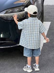3件組兒童小男孩可愛夏季百搭三件套 格紋短袖襯衫、圖案白色T恤、藍色牛仔短褲，適合日常穿著、運動、外出、度假、上學、派對、節日、表演、拍照 - 藍色 - 查看 2