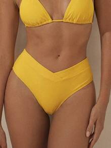 Swim Chiccia 女款黃色V型腰帶設計舒適透氣夏季比基尼泳褲沙灘海灘派對性感極簡度假風 - 金色 - 查看 9