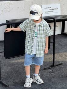 SHEIN Little Byeori 3件套儿童男童可爱夏季百搭三件套：格子短袖衬衫、白色T恤、蓝色牛仔短裤，适合日常穿着、运动、郊游、上学、聚会、度假、演出和拍照。 - 彩色 - 查看 3