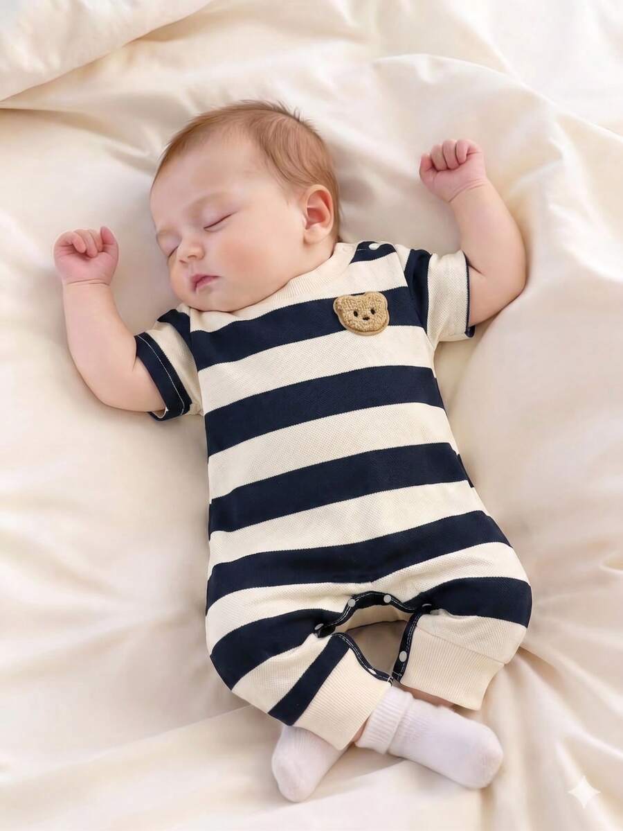 SHEIN 夏季男嬰靛藍條紋短袖圓領連身褲，飾有熊刺繡貼布 - 時尚、休閒、極簡、可愛