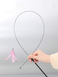 Juguete de varita con plumas para gatos con ventosa extraíble y fuerte, ancla de suelo resistente para juego interactivo, sin necesidad de batería para ejercicio y entrenamiento de caza en interiores, juguete duradero para diversión individual o de vínculo para gatitos - Multicolor - Ver 15