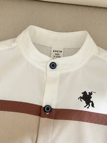 SHEIN 男嬰藍色與白色夏季對比條紋 Polo 短袖鈕扣襯衫與純色鬆緊腰短褲 2 件套，休閒學院風，適合外出與上學 - 彩色 - 查看 7