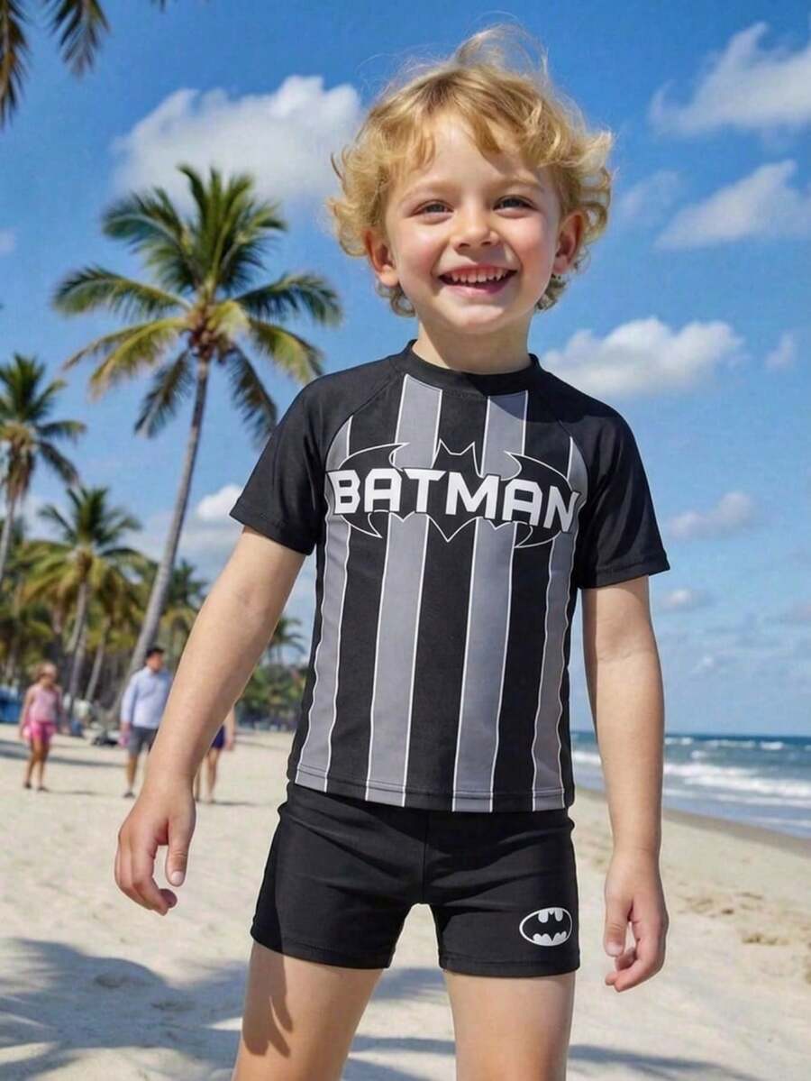 BATMAN X SHEIN GraphicGems 男童条纹字母印花圆领短袖上衣搭配黑色短裤泳衣套装,适合海滩度假、假日、游泳派对、泳池等场合。 - 彩色 - 查看 1