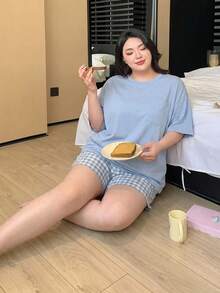 Dazy Plus 2件組休閒家居服套裝，素色圓領短袖上衣搭配格紋長版寬鬆睡褲，大尺碼女款春夏季睡衣 - 淺藍色 - 查看 5