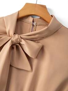 GlowEve CURVE Elegante lässige Damenbluse in Große Größen mit Schleife am Kragen, ärmellos, geraffter Taille, Rüschensaum, Champagner, für Abend, formelle Anlässe, Teeparty, Hochzeit, Sommer - Champagnerfarben - Übersicht 3