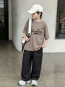 SHEIN 男童简约纯色小写字母撞色纹理深灰色短袖T恤搭配乳白色工装裤套装，休闲学院风，舒适时尚，简约实用，百搭柔软面料，适合日常穿着，适合上学，适合旅行，适合户外运动，适合春、夏、秋、冬四季。 - 彩色 - 查看 2