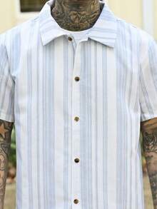 Devon Thys Camisa casual de manga corta con botones y estampado de rayas, versátil para hombres - Azul - Ver 3