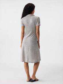 Loungeista 女式 V 领不对称分线纽扣装饰针织短袖休闲家居服连衣裙 - 杏色 - 查看 2
