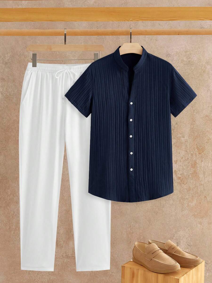 HIMLAND 2pcs/Set Kemeja Lengan Pendek Leher V Kasual Pria, Kerah Mandarin Biru Tua, Setelan Serasi Bertekstur, Celana Putih dengan Tali Serut, Pakaian Liburan Musim Panas - Biru - View 1