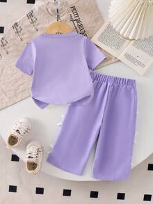 SHEIN Baby Mädchen Sommer süßes Urlaubs Outfit Hellblau Schmetterling Muster T-Shirt & 3D Schleife Dekoration Lila Hose Set Oversized Schleife Kurzarm Kleinkind Trainingsanzug - Violett - Übersicht 2