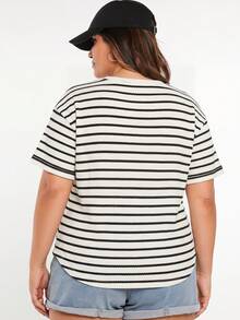 SHEIN BASICS 大尺碼夏季休閒條紋短袖T恤 - 卡其色 - 查看 2