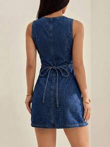 SHEIN PETITE 女款V領前扣牛仔迷你洋裝，休閒夏季復古派對街頭風，前扣無袖，適合嬌小女性 - 深色水洗藍 - 查看 2