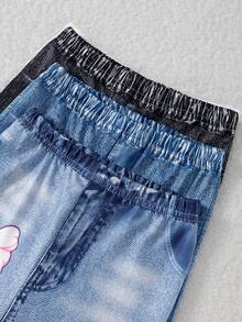 Leggings multicolor con efecto denim, estampado de grupo de chicas, letras y lazo para niña joven - Multicolor - Ver 4