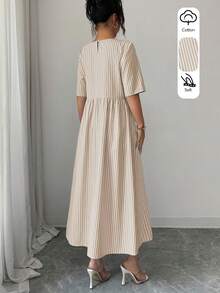 SHEIN LUNE 女款春夏新款極簡寬鬆棉麻感面料海灘度假休閒百搭日常聚會時尚通勤圓領短袖藍白條紋長洋裝 - 卡其色 - 查看 2