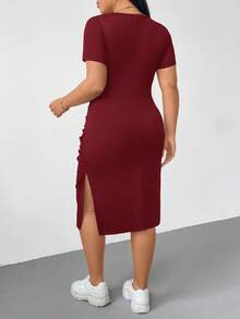 SHEIN Essnce فستان نسائي مقاس كبير للربيع والصيف، أكمام قصيرة بفتحة، تصميم ضيق متوسط الطول، أساور مرنة مريحة، أساسي يومي متعدد الاستخدامات، للعودة إلى المدرسة، أسلوب بسيط، فستان أساسي، فستان أسود - عنابي اللون - مشاهدة 2