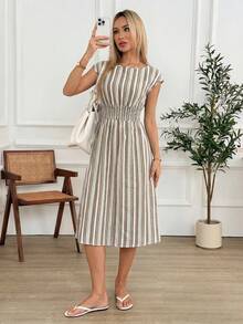 Easowa Gaun Pesta Midi Elegan Wanita dengan Motif Garis-Garis dan Blok Warna, Berlipit, dan Pinggang Terikat. - Hijau - View 3