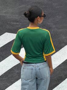 Muchica Áo thun bóng đá nữ dáng rộng đội tuyển Brazil, tay cánh dơi, cổ nâu tương phản và tay sọc. Họa tiết ngựa mang phong cách vintage, preppy, cổ điển, thời trang, trẻ trung và đường phố. Chất vải mềm mịn thoải mái, lý tưởng cho mùa thu. Áo đấu thể thao thời trang World Cup 2026, phong cách đường phố ngày thi đấu bóng đá - Nhiều màu - Xem 2