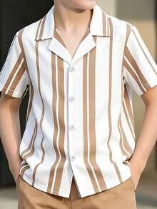 Vacaura 大童男童條紋POLO領短袖上衣與短褲2件組，春夏休閒度假穿搭，清新直條紋印花搭配同色系素色短褲，適合日常穿著與週末出遊 - 卡其色 - 查看 4