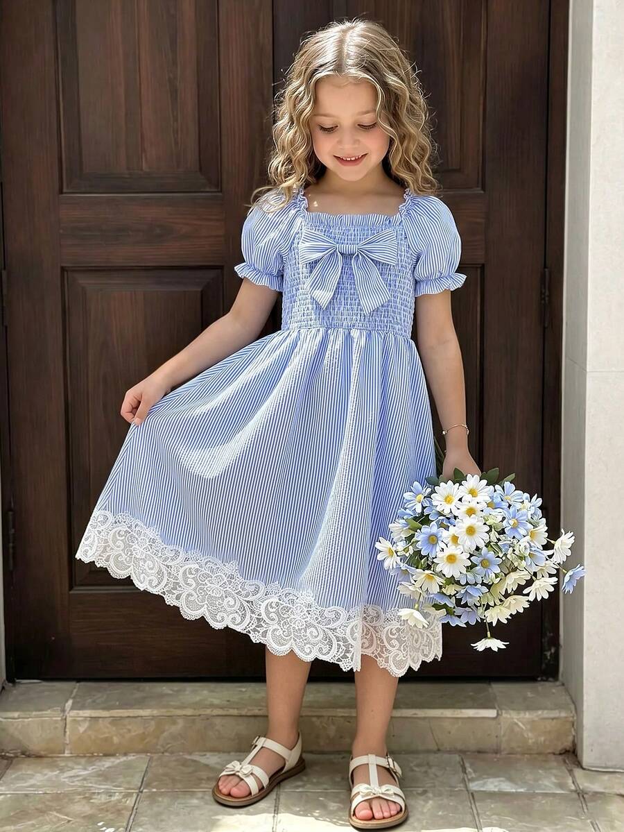 SHEIN Elladie kids 1件幼童大女童復古公主洋裝 藍白直條紋 柔軟親膚面料 大號前胸蝴蝶結裝飾 抽褶上身 泡泡短袖 荷葉邊袖口 露肩方領 精緻蕾絲下擺 飄逸高腰A字中長版太陽裙 優雅休閒穿搭 適合派對野餐校園生日度假家庭聚會日常穿著拍照百搭舒適百搭