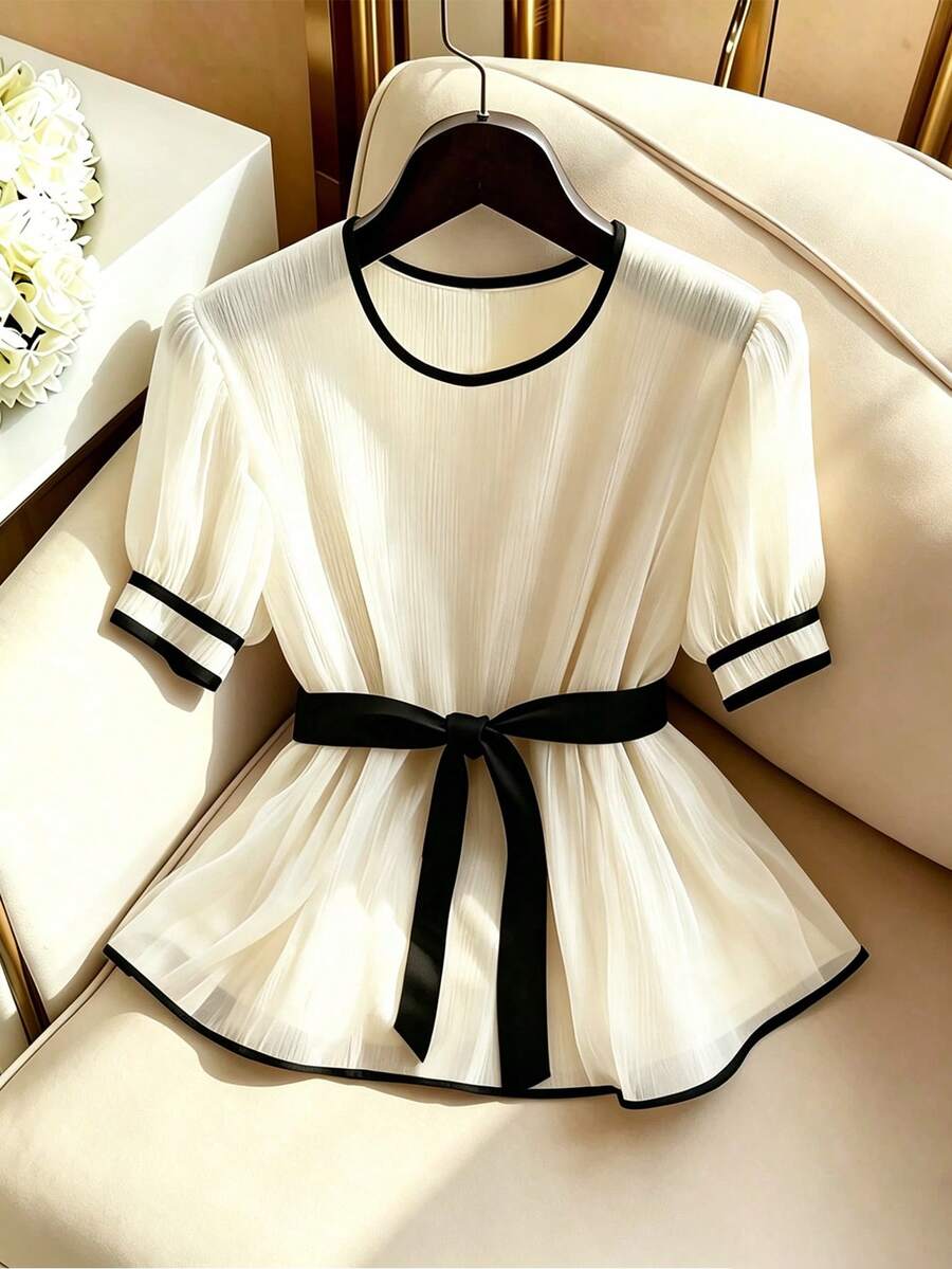Qadelle Áo kiểu công sở thanh lịch dành cho nữ, chất liệu chiffon, cổ tròn, tay ngắn, thắt eo, phối viền tương phản, chất liệu rút gọn. - Màu be - Xem 1