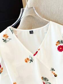 GlowEve CURVE Plus Size Women V-Neck Floral Print Casual Versatile Daily Wear Shirt - Multicolor - View 4