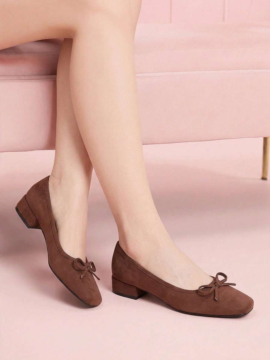 CUCCOO DOLLMOD Zapatos de mujer, textura de ante marrón, bailarinas, punta cuadrada con decoración de lazo, tacón bajo, adecuados para uso casual diario y de oficina - Marrón - Ver 1