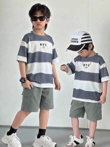 SHEIN Bộ 2 món đồ cho bé trai tuổi teen, phong cách Hàn Quốc, thoải mái, thời trang, tối giản, kẻ sọc và in họa tiết, gồm áo thun và quần short cargo. Thích hợp để mặc cùng áo hoodie hình nhện, áo hoodie có khóa kéo, áo hoodie trẻ em, trang phục trẻ em, quần áo bé trai, đi học, tựu trường, bộ đồ bé trai, trang phục hàng ngày, đi học, du lịch, thể thao, mùa xuân/hè. - Xám - Xem 5