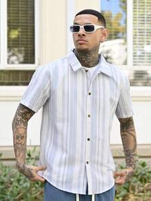 Devon Thys Camisa casual de manga corta con botones y estampado de rayas, versátil para hombres - Azul - Ver 4