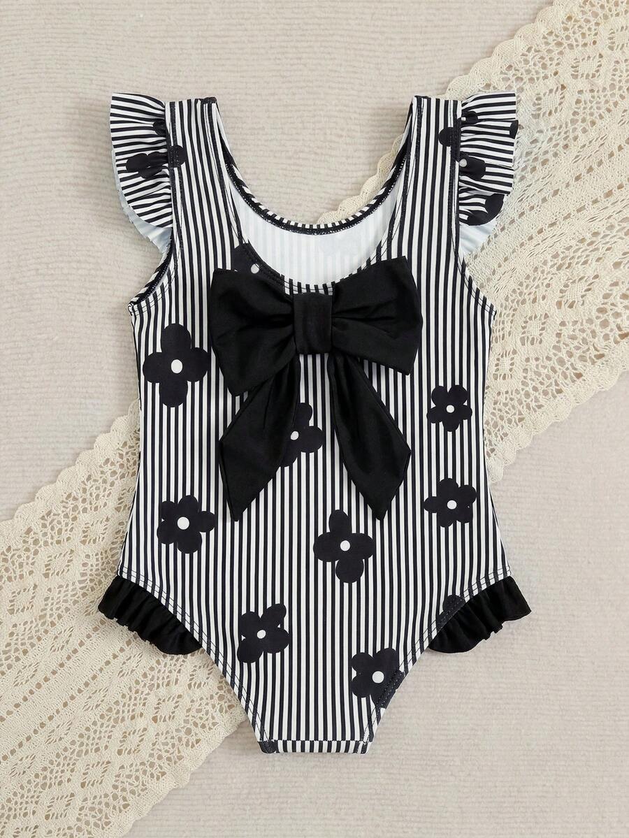 SHEIN Traje de baño de una pieza para niñas jóvenes, tela de poliéster con estampado digital de rayas y flores, Bottom triangular de una pieza, lazo en la espalda, volantes en las piernas - Blanco y Negro - Ver 1