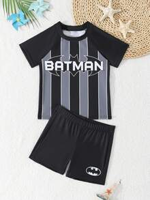 BATMAN X SHEIN GraphicGems 男童条纹字母印花圆领短袖上衣搭配黑色短裤泳衣套装，适合海滩度假、假日、游泳派对、泳池等场合。 - 彩色 - 查看 3