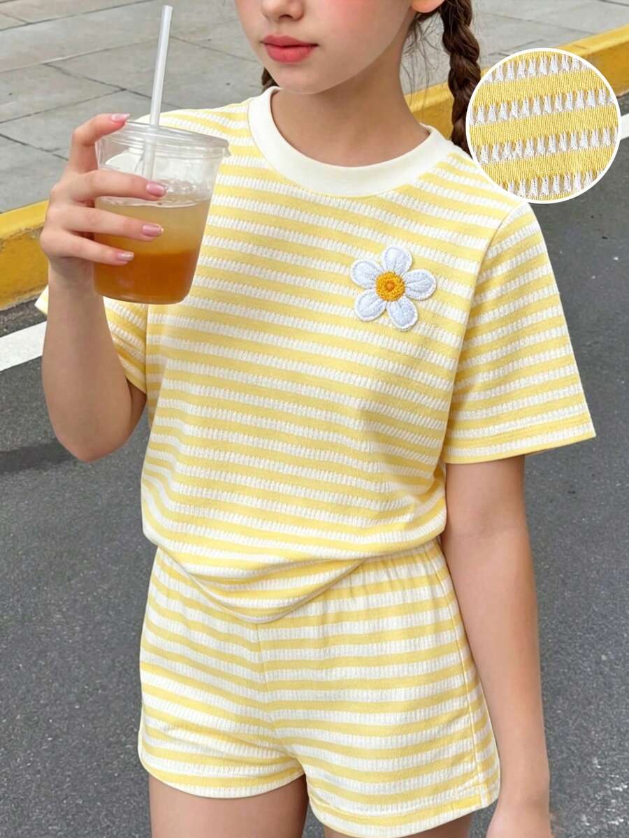 SHEIN Genkimix Kids 女童休闲条纹针织短袖上衣和配套条纹短裤套装,两件套,饰有红色花卉图案,针织面料,适合日常穿着、亲子活动、春夏郊游、公园漫步、返校季等多种场合。 - 黃色 - 查看 1