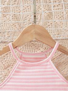 SHEIN Elladie kids 女童新款島嶼度假風細肩帶洋裝，粉色與白色條紋布料，柔和粉白橫條紋，下擺拼接米色流蘇蕾絲，梭織菱格紋＋小毛球＋流蘇組合，活潑俏皮度假風洋裝 - 粉色 - 查看 5