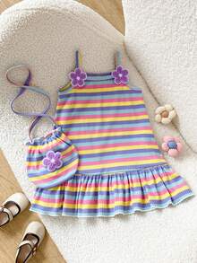 SHEIN Playful Pals 1件女嬰彩虹條紋針織柔軟面料洋裝，飾有花卉刺繡貼布，可愛休閒甜美細肩帶迷你洋裝，附斜背包，適合夏季日常出遊、旅行、度假、拍照、玩耍及各種場合 - 彩色 - 查看 3