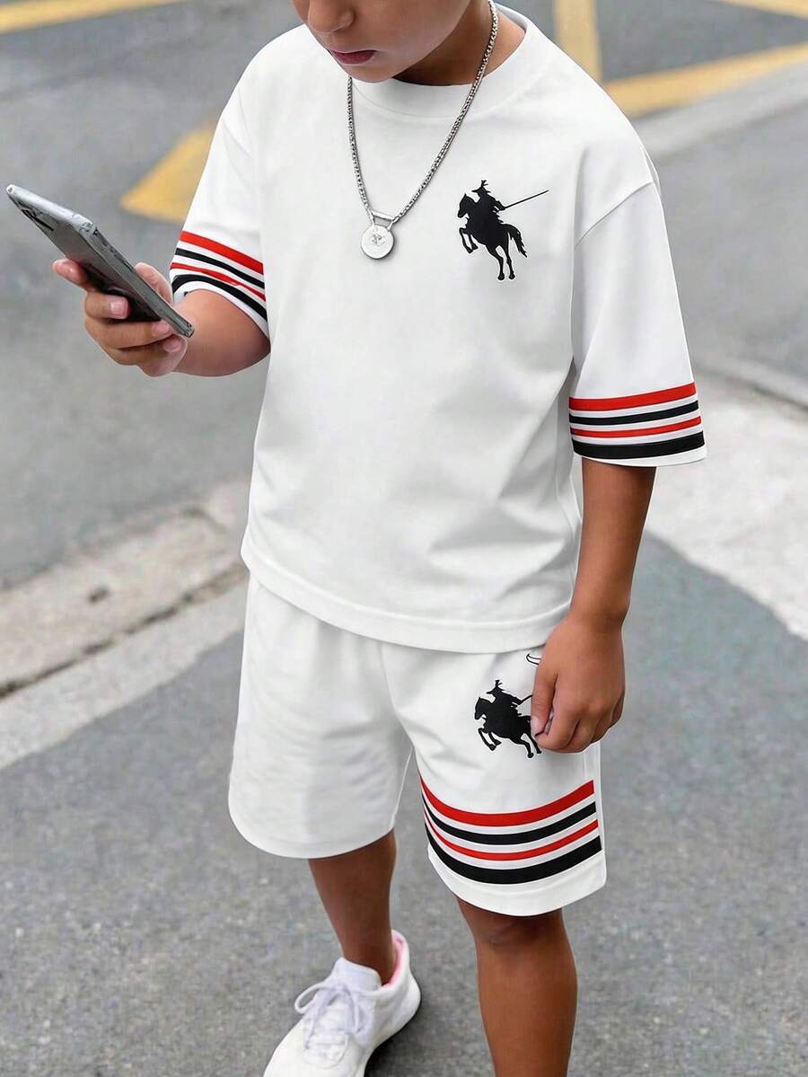 SHEIN 兒童青少年男童休閒舒適時尚簡約圓領短袖T恤與短褲套裝,經典校園風,酷感條紋圖案印花,超級輪廓騎士牛仔馬標誌印花,適合春夏季 - 白色 - 查看 1