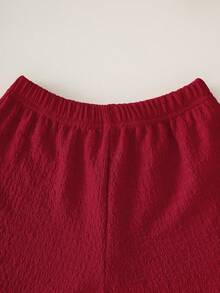 SHEIN Genkimix Kids 夏季新款度假休閒可愛女童吊帶背心V領鉤編條紋海灘布料可愛鉤編花朵貝殼飾邊上衣搭配紋理荷葉邊短褲套裝 - 紅色 - 查看 6