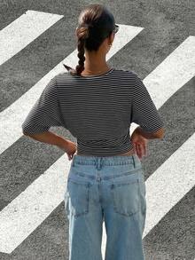 Muchica 女款條紋圓領蝙蝠袖短袖修身T恤休閒上衣，適合搭配牛仔褲穿搭，女款夏季穿搭靈感T恤牛仔穿搭女裝時尚，夏季上衣寬腿牛仔褲女款上衣適合寬鬆牛仔褲街頭穿搭女款街頭穿搭女款咖啡廳穿搭女款休閒夏季穿搭女款Pinterest穿搭女款穿搭 - 黑與白 - 查看 5