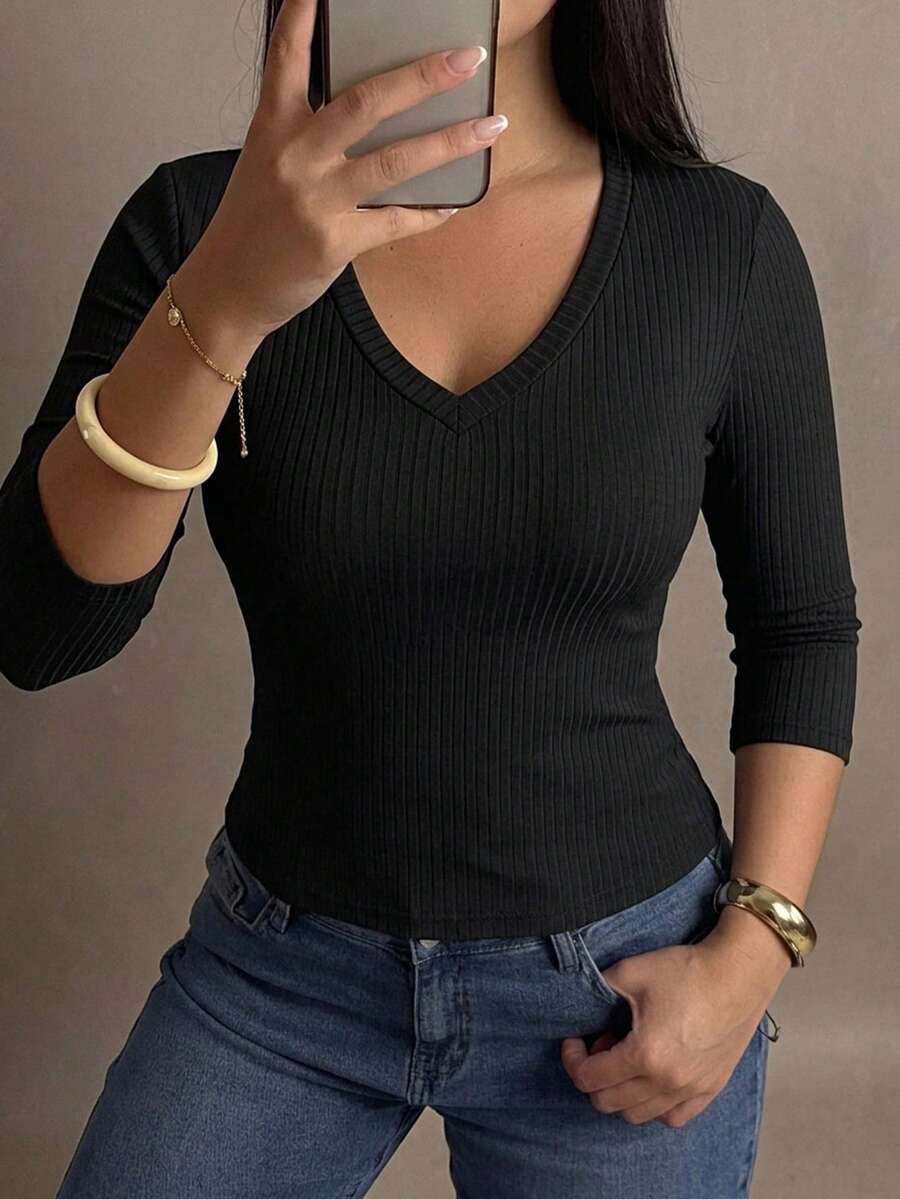 Dazy Plus 大尺碼女款素色V領修身百搭休閒T恤 - 黑色 - 查看 1