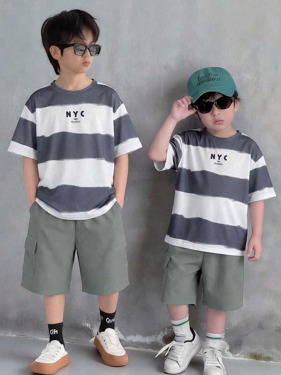 SHEIN Bộ 2 món đồ cho bé trai tuổi teen, phong cách Hàn Quốc, thoải mái, thời trang, tối giản, kẻ sọc và in họa tiết, gồm áo thun và quần short cargo. Thích hợp để mặc cùng áo hoodie hình nhện, áo hoodie có khóa kéo, áo hoodie trẻ em, trang phục trẻ em, quần áo bé trai, đi học, tựu trường, bộ đồ bé trai, trang phục hàng ngày, đi học, du lịch, thể thao, mùa xuân/hè. - Xám - Xem 1