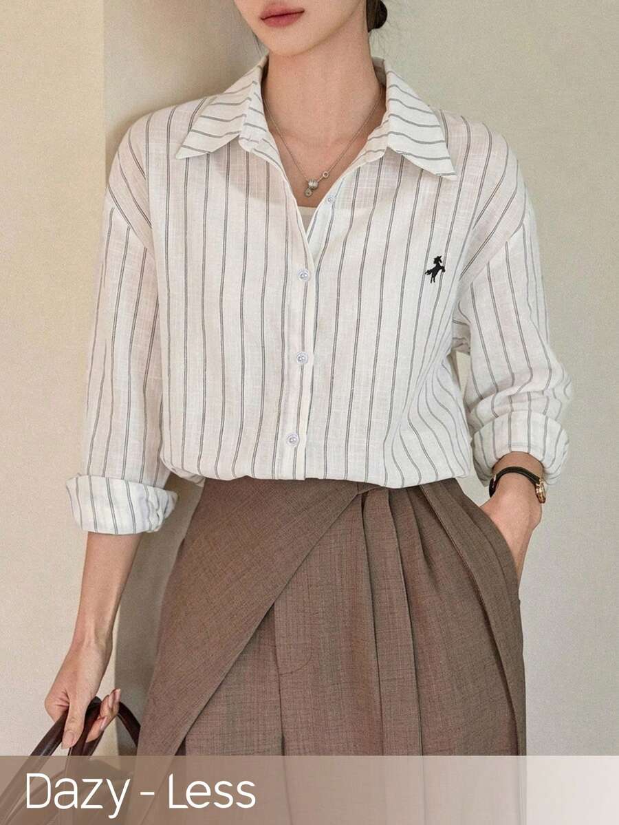 Dazy-Less Blusa Casual Feminina de Manga Longa com Estampa Listrada e Bordado de Unicórnio, Caimento Solto e Ombros Caídos, Adequada para Primavera/Outono, Trabalho, Férias e Uso Diário - Branco - Visão 1